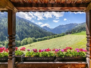 Eine Holzkonstruktion mit Blick auf eine gebirgige Landschaft.