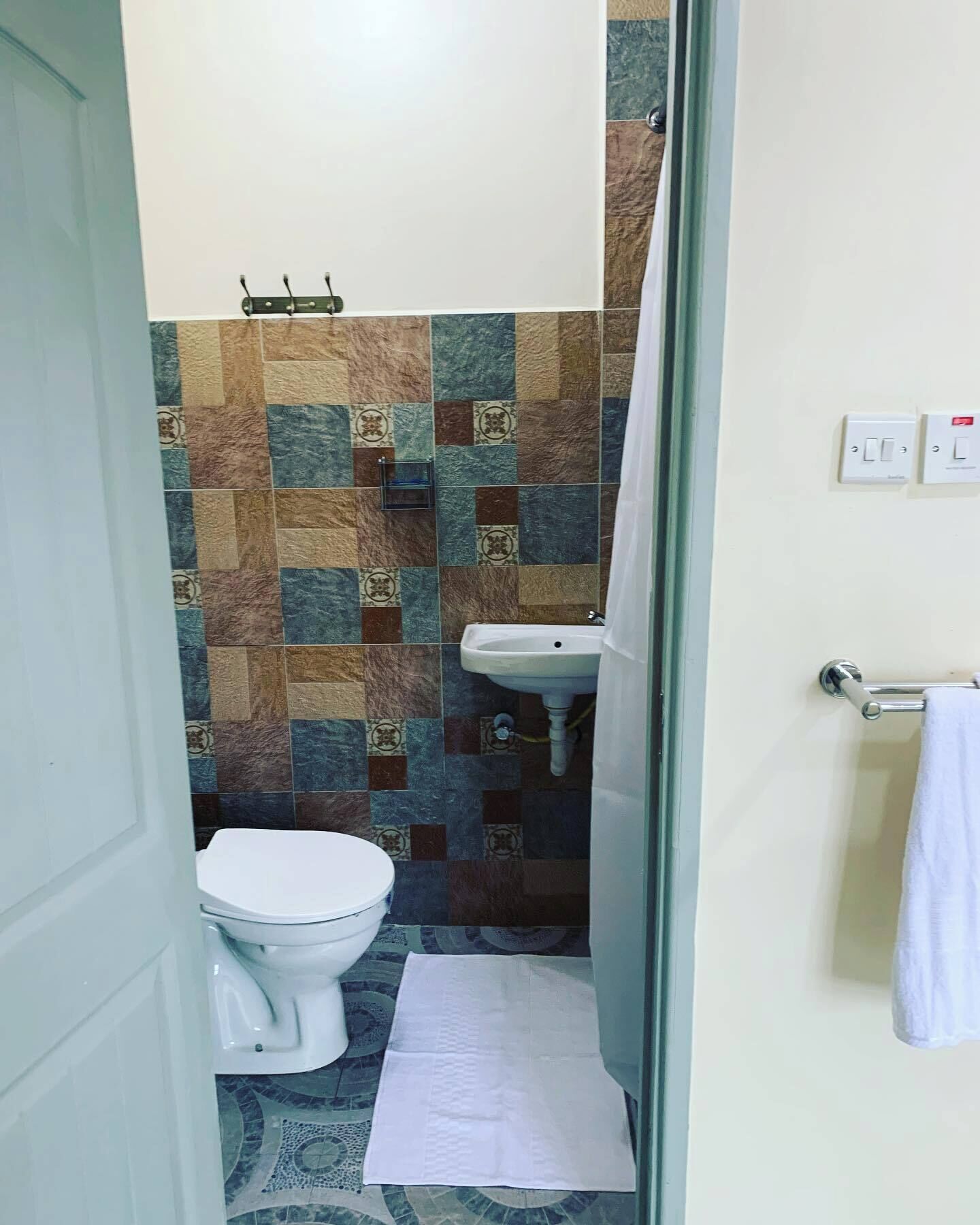 シャワー、スリッパ、タオル、石鹸