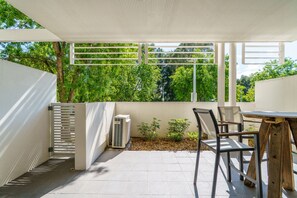 Outdoor dining - Kingston Modern Home – Large and Stylish Spaces (Kingston)