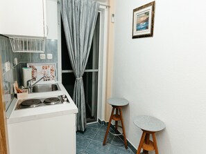 Apartment | Private kitchen | Fridge, stovetop, electric kettle - Apartments Dragobratovic - Studio Apartment With Terrace and Sea View (Slivno)