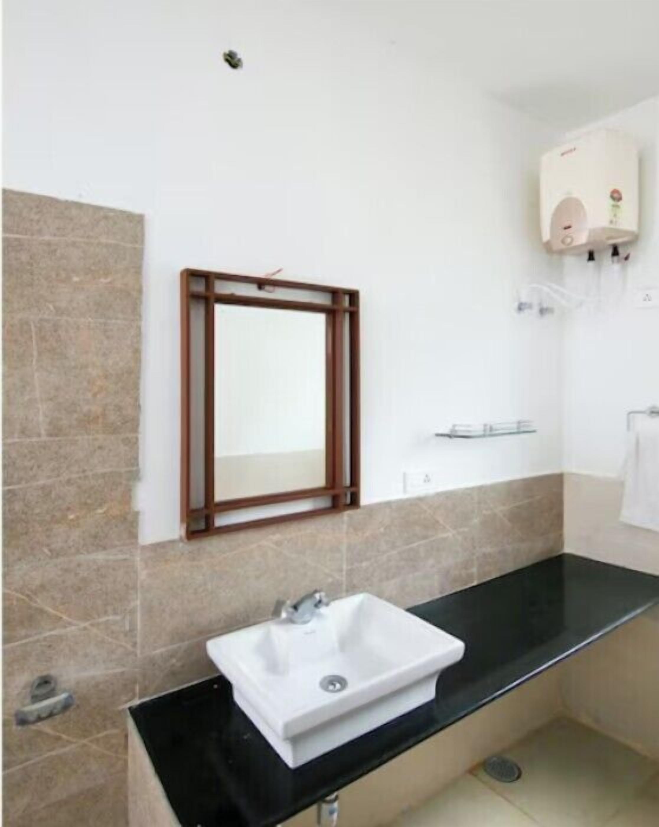 Shower, free toiletries, towels, shampoo