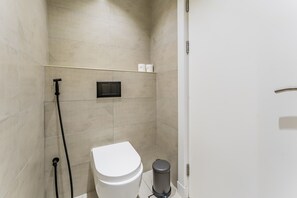 Shower, hair dryer, bidet, towels - Exclusive Waterfront Residence, Near Palm Jumeirah Mall (Dubai)