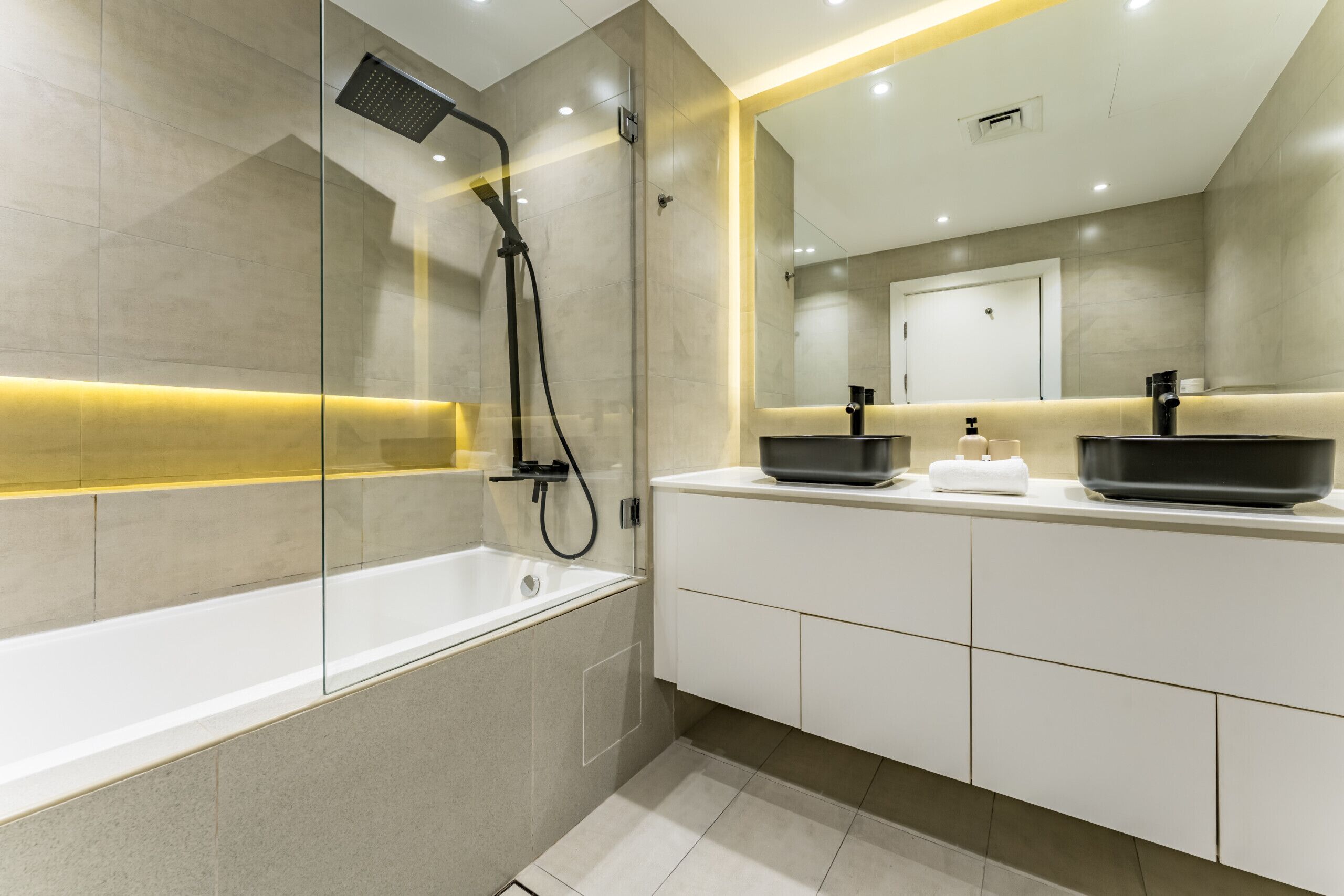 Ducha, secador de pelo, bidet, toallas