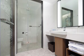 Comfort-Einzelzimmer | Badezimmer | Kostenlose Toilettenartikel, Haartrockner, Handtücher, Shampoo