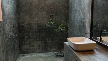 Een douche, een haardroger, een bidet, handdoeken