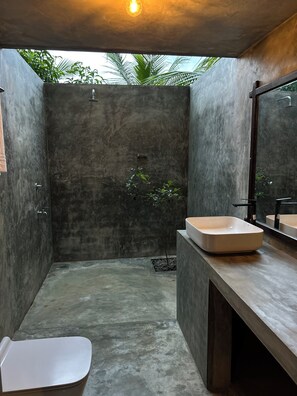 Dusj, hårføner, bidé og håndklær