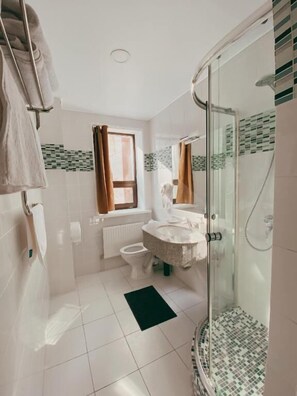 Habitación estándar con 2 camas individuales | Baño | Pantuflas 