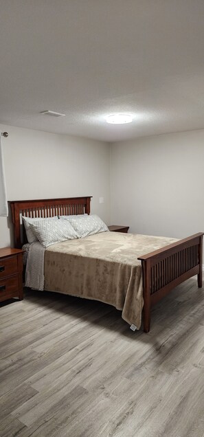 2 bedrooms, iron/ironing board, WiFi, bed sheets