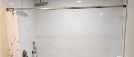 Douche, séchoir à cheveux, serviettes fournies, savon