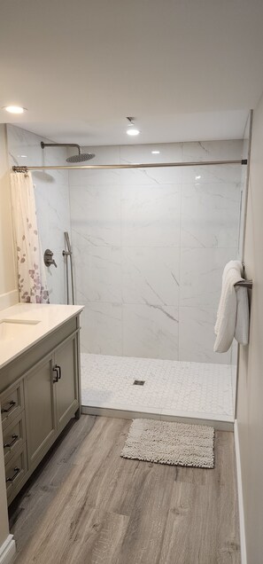 Dusche, Haartrockner, Handtücher, Seife