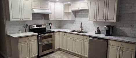 Fridge, oven, stovetop, dishwasher