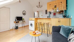 A modern apartment with a living room, kitchen, and laundry area. - Cosy Loft Heart Of The City! (Lisbon)