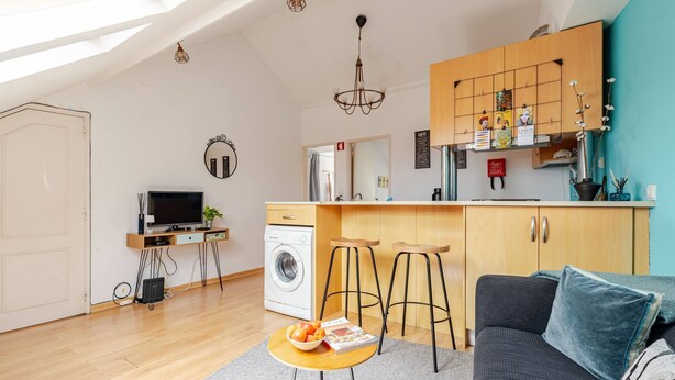 A modern apartment with a kitchen, a dining area, and a living room. - Cosy Loft Heart Of The City! (Lisbon)