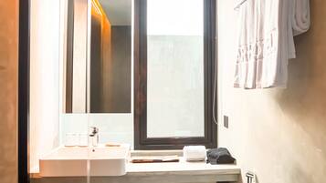 Ducha, secador de pelo, toallas, jabón