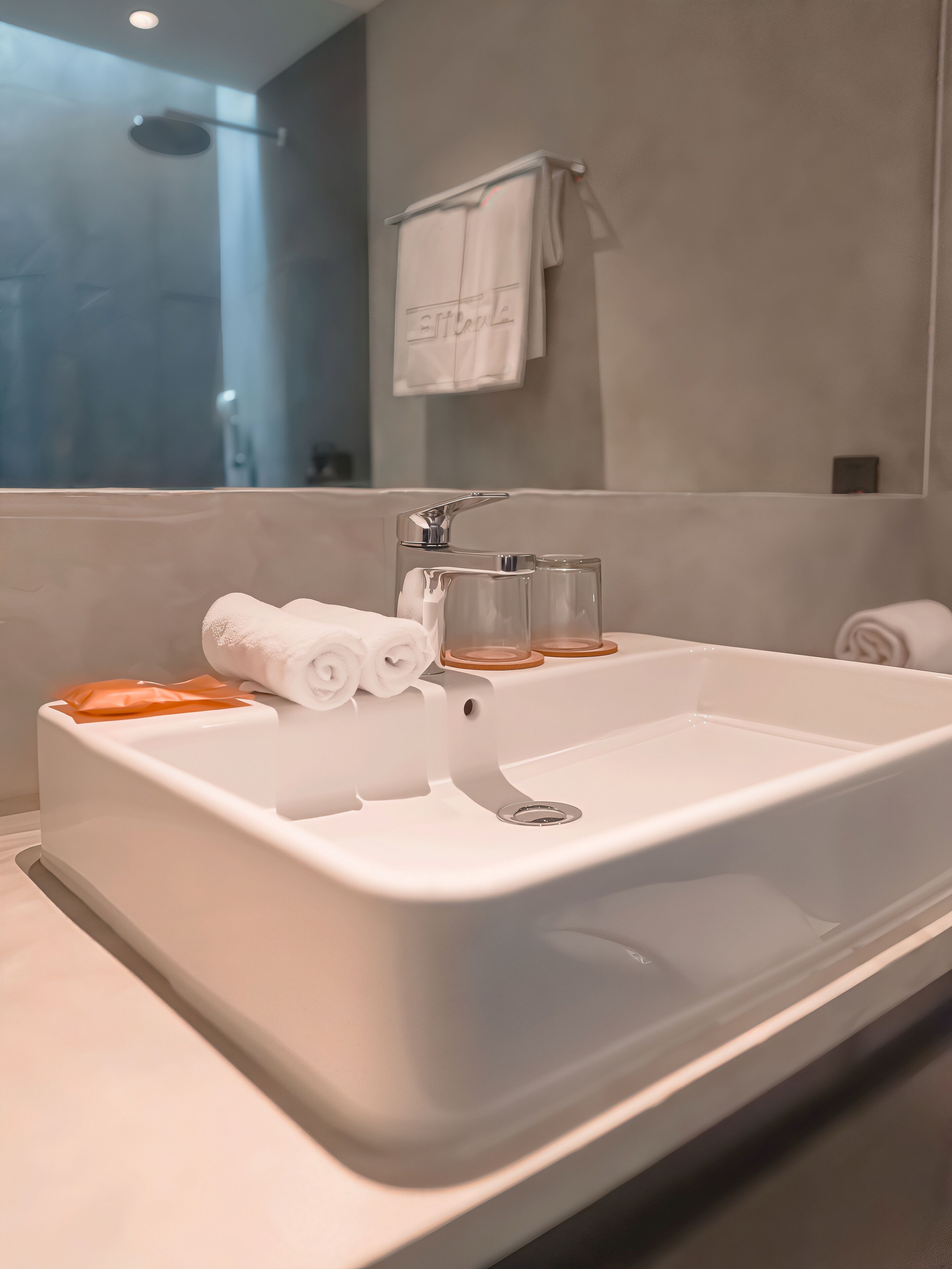 Suite | Bathroom | Shower, hair dryer, towels, soap