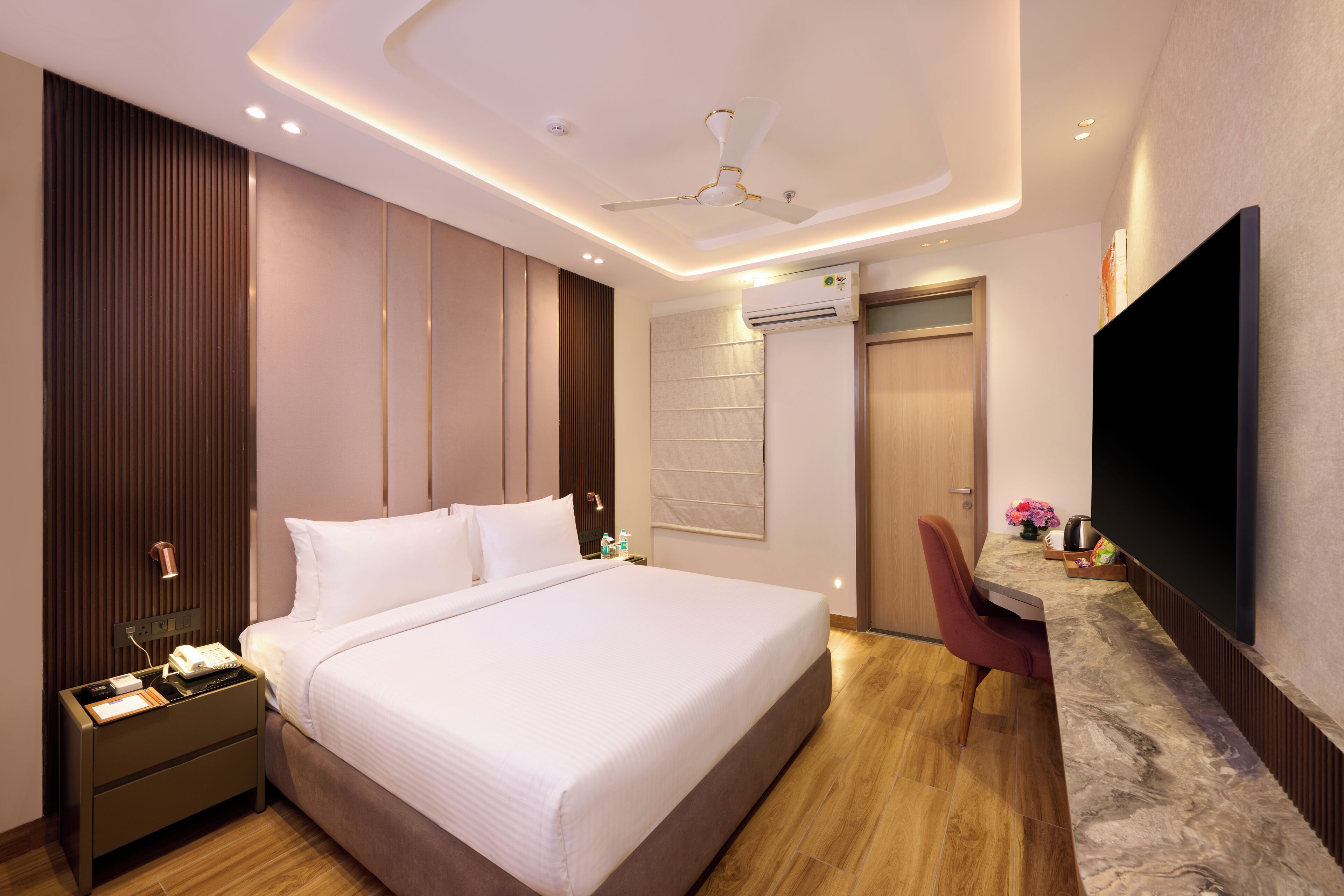 Superior Double Room | Desk, laptop workspace, blackout drapes, iron/ironing board