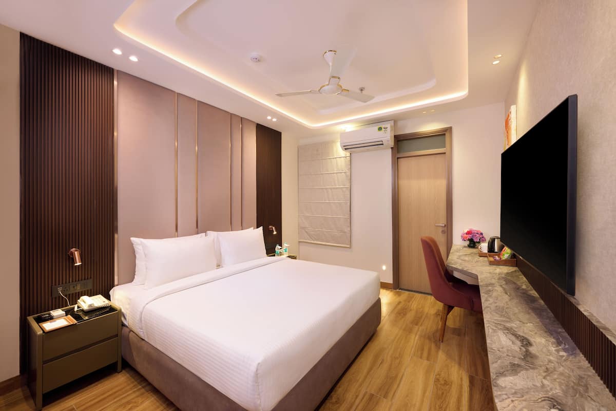 Superior Double Room | Desk, laptop workspace, blackout drapes, iron/ironing board