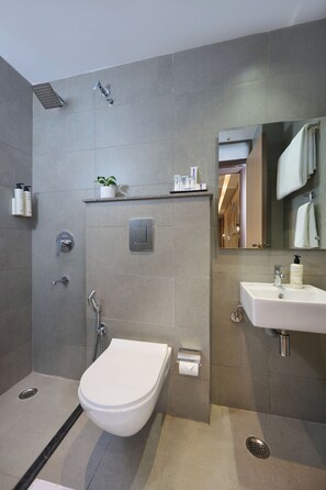 Perlengkapan mandi gratis, handuk, sabun, dan sampo