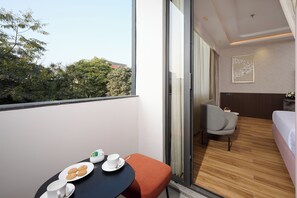 Desk, laptop workspace, blackout drapes, iron/ironing board - Tulip Inn Gurugram Sector 39 (Gurugram)