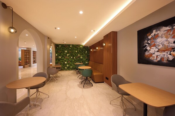 Lobby sitting area - Tulip Inn Gurugram Sector 39 (Gurugram)