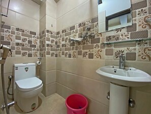 Deluxe Double Room, City View | Bathroom | Shower, towels, soap, shampoo - Hotel Maheshwor (Kathmandu)