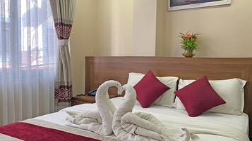 Desk, laptop workspace, soundproofing, free WiFi