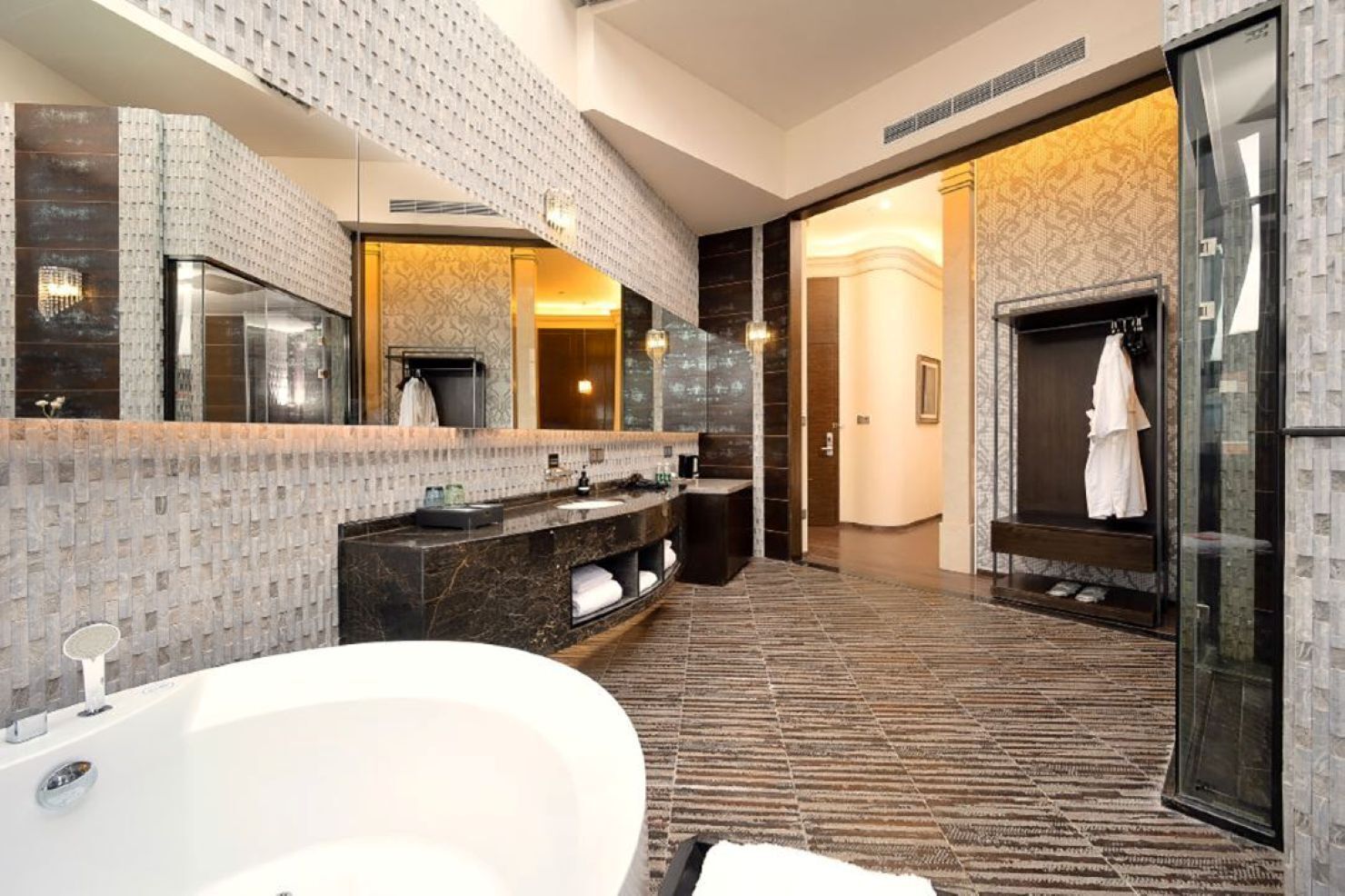 Habitación doble estándar | Baño | Secadora de cabello, pantuflas, toallas, shampoo 