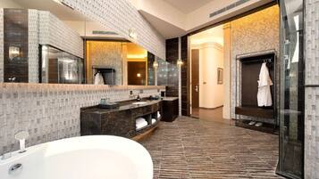 Habitación doble estándar | Baño | Secadora de cabello, pantuflas, toallas, shampoo