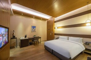 Desk, blackout drapes, soundproofing, iron/ironing board - M Man Hotel  (Shanghai)