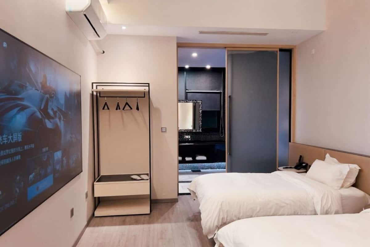 Habitación clásica con 2 camas individuales | Escritorio, cortinas blackout y tabla de planchar con plancha