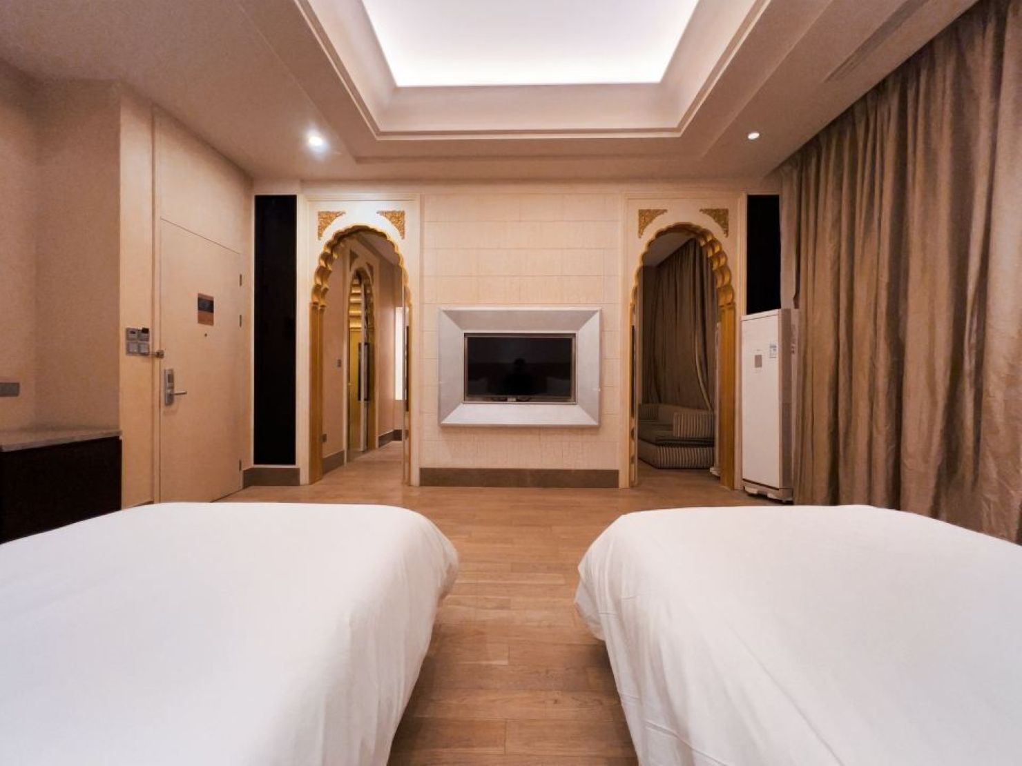 مكتب وستائر تعتيم ومكواة/لوح كي وواي فاي مجانًا