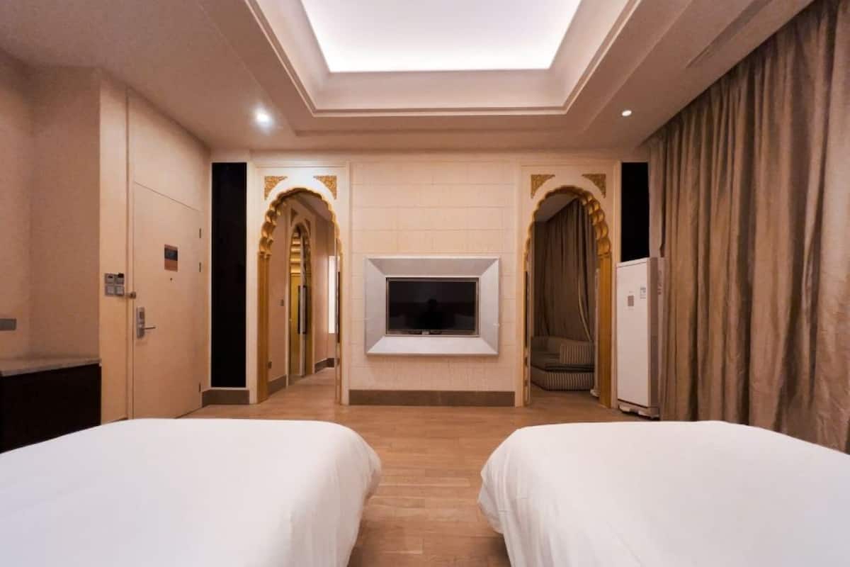 Suite familiar | Escritorio, cortinas blackout y tabla de planchar con plancha