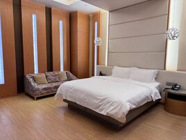 Comfort Double Room | Desk, blackout drapes, iron/ironing board, free WiFi