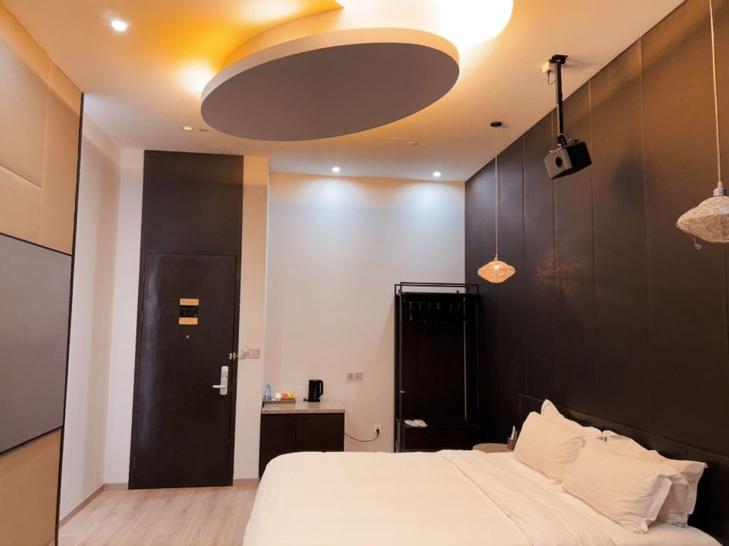 مكتب وستائر تعتيم ومكواة/لوح كي وواي فاي مجانًا