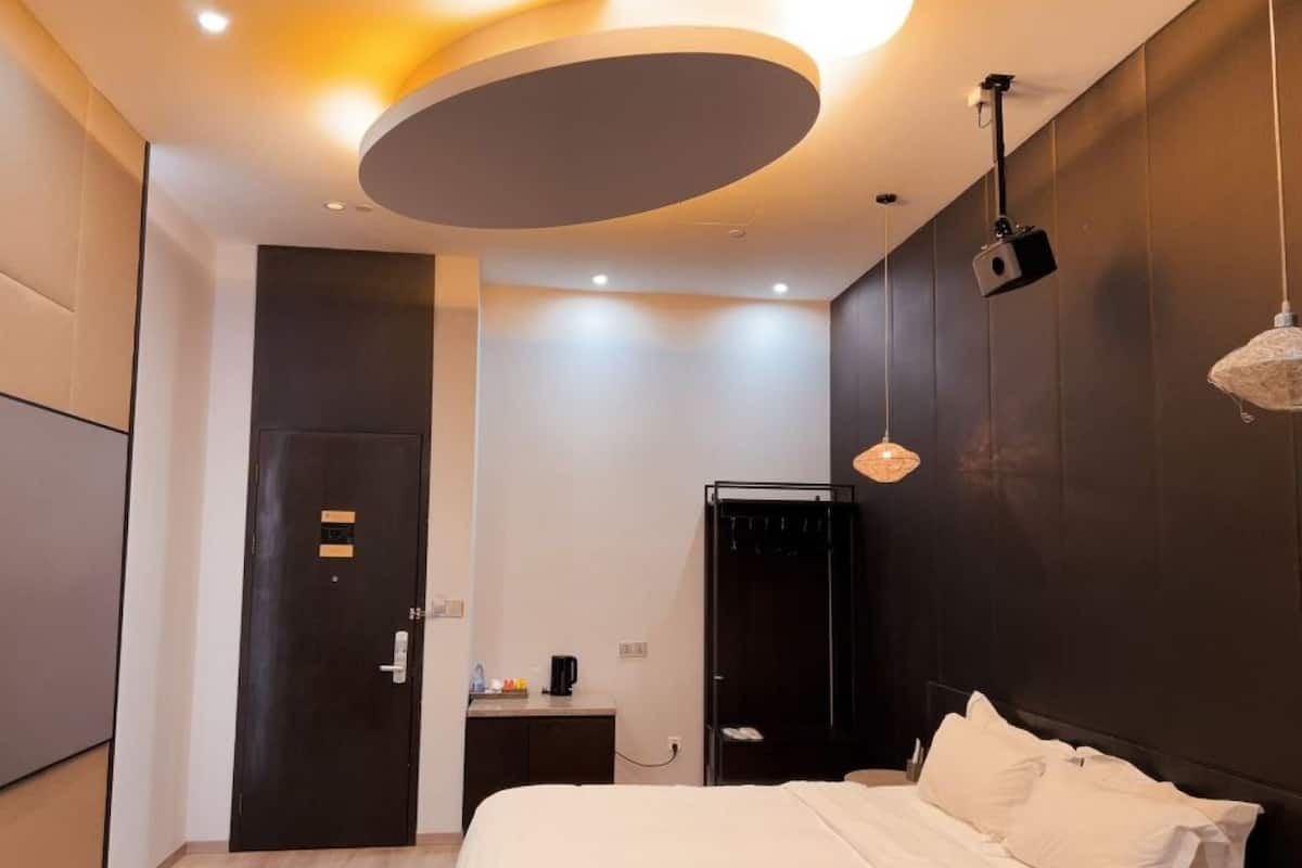 مكتب وستائر تعتيم ومكواة/لوح كي وواي فاي مجانًا