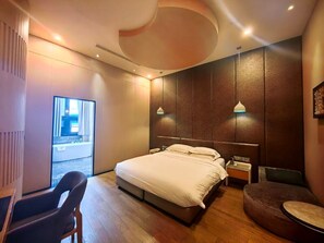 Desk, blackout curtains, iron/ironing board, free WiFi - M Man Hotel  (Shanghai)