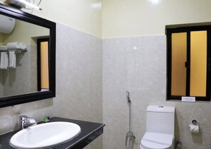 Luxury-Suite, Bergblick | Badezimmer | Hausschuhe