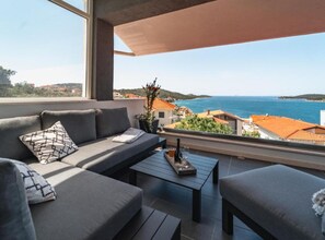 Biệt thự (Three Bedroom Villa) | Ban công