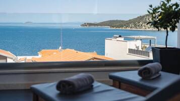 Biệt thự (Three Bedroom Villa) | Hiên