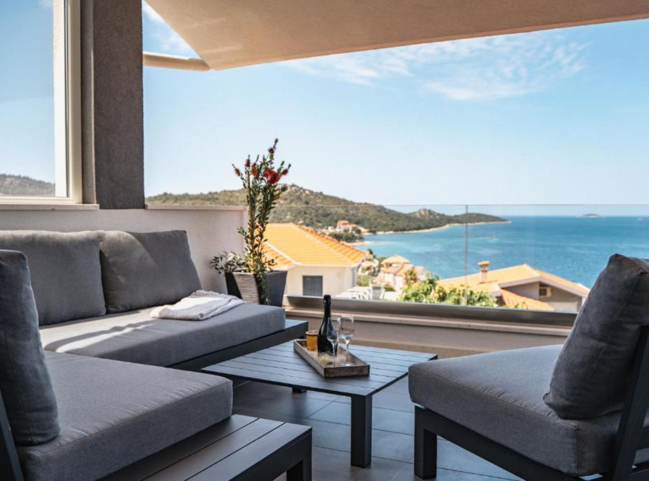 Biệt thự (Three Bedroom Villa) | Ban công