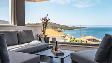 Biệt thự (Three Bedroom Villa) | Ban công