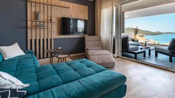 Biệt thự (Three Bedroom Villa) | Phòng khách | TV màn hình phẳng 32-inch có truyền hình kỹ thuật số