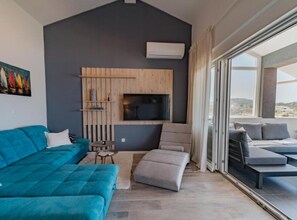 Biệt thự (Three Bedroom Villa) | Phòng khách | TV màn hình phẳng 32-inch có truyền hình kỹ thuật số 