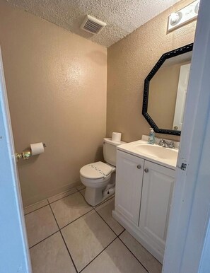 Secadora de cabello, toallas, jabón, papel de baño 