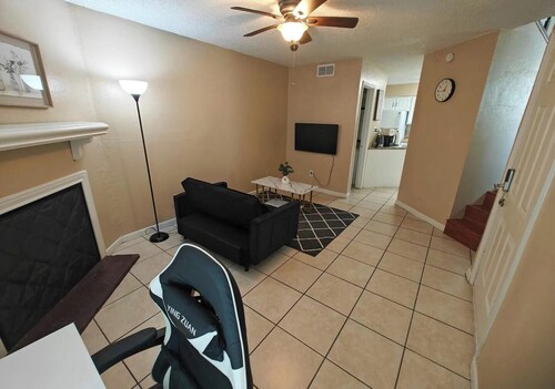 Cozy 2-bedroom condo in serene Houston with AC comfort