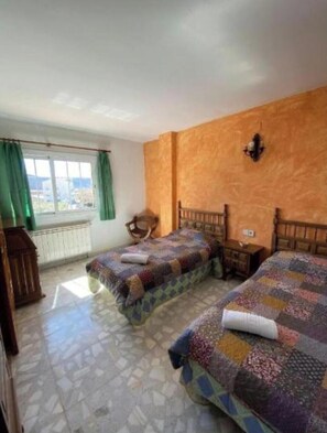 Maison, plusieurs chambres, fumeurs, patio | 8 chambres