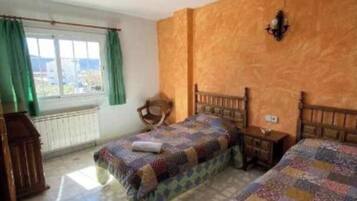 Casa, diversos dormitoris, fumadors, pati | 8 dormitoris