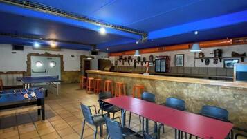 Casa, diversos dormitoris, fumadors, pati | Servei de restauració