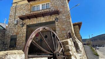 Casa, diversos dormitoris, fumadors, pati | Exterior