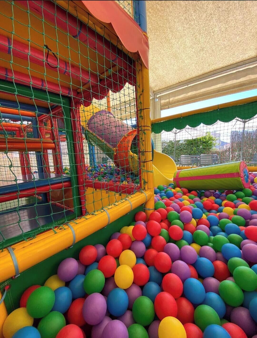 Casa, diversos dormitoris, fumadors, pati | Zona infantil